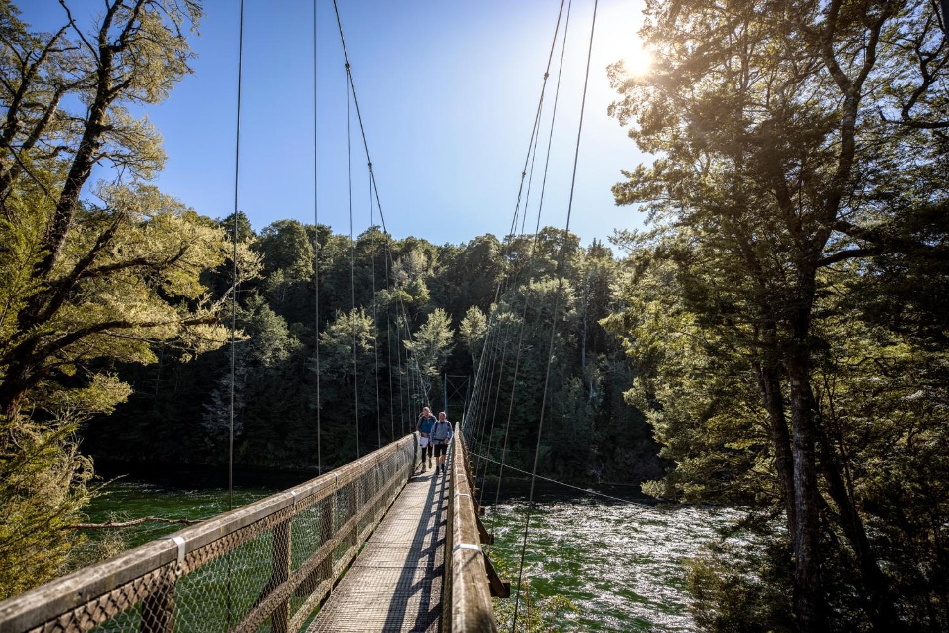 Tasman Holiday Parks - Te Anau Exterior foto Swing bridge over the Heaphy River