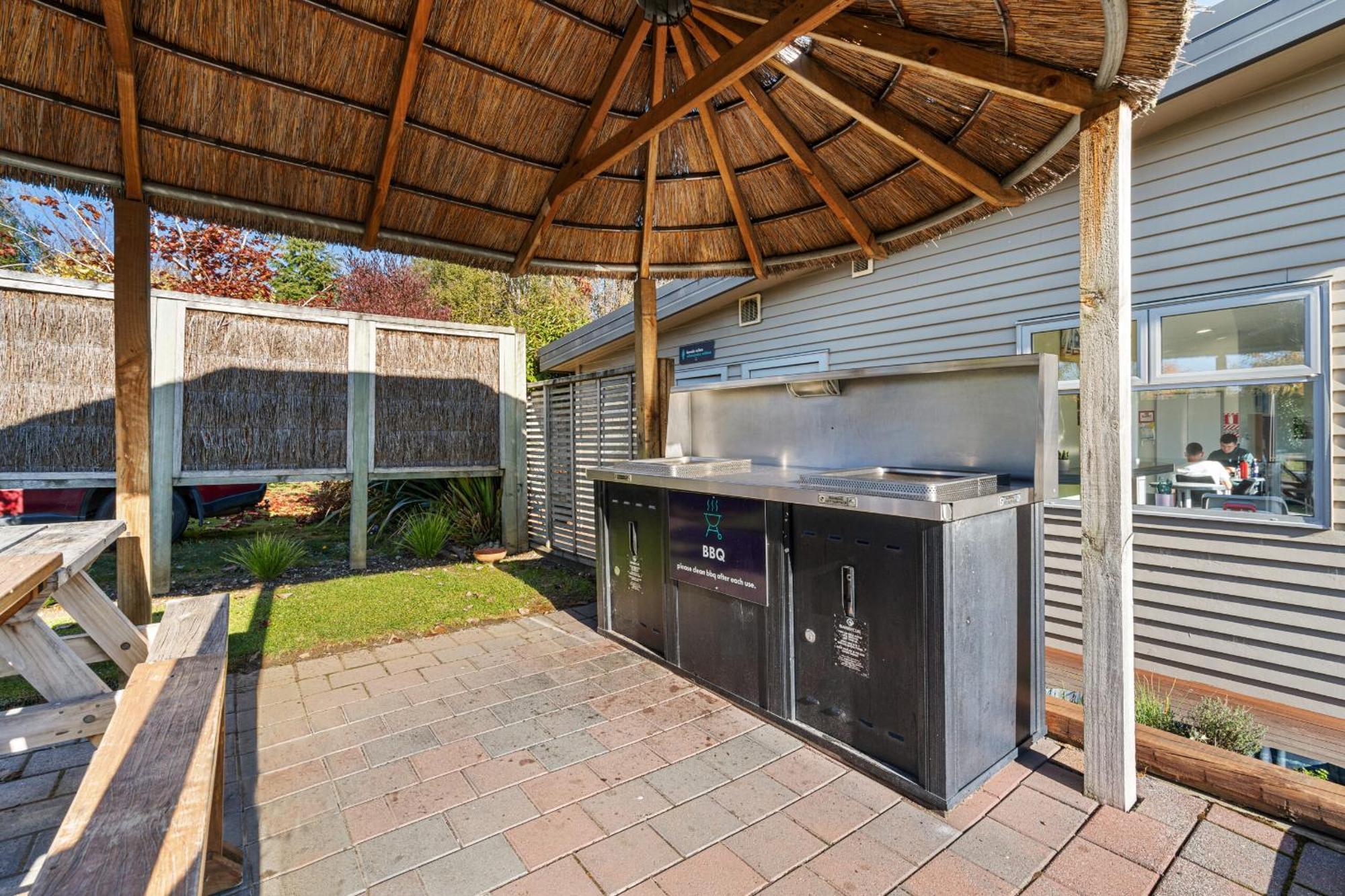 Tasman Holiday Parks - Te Anau Exterior foto Outdoor kitchen