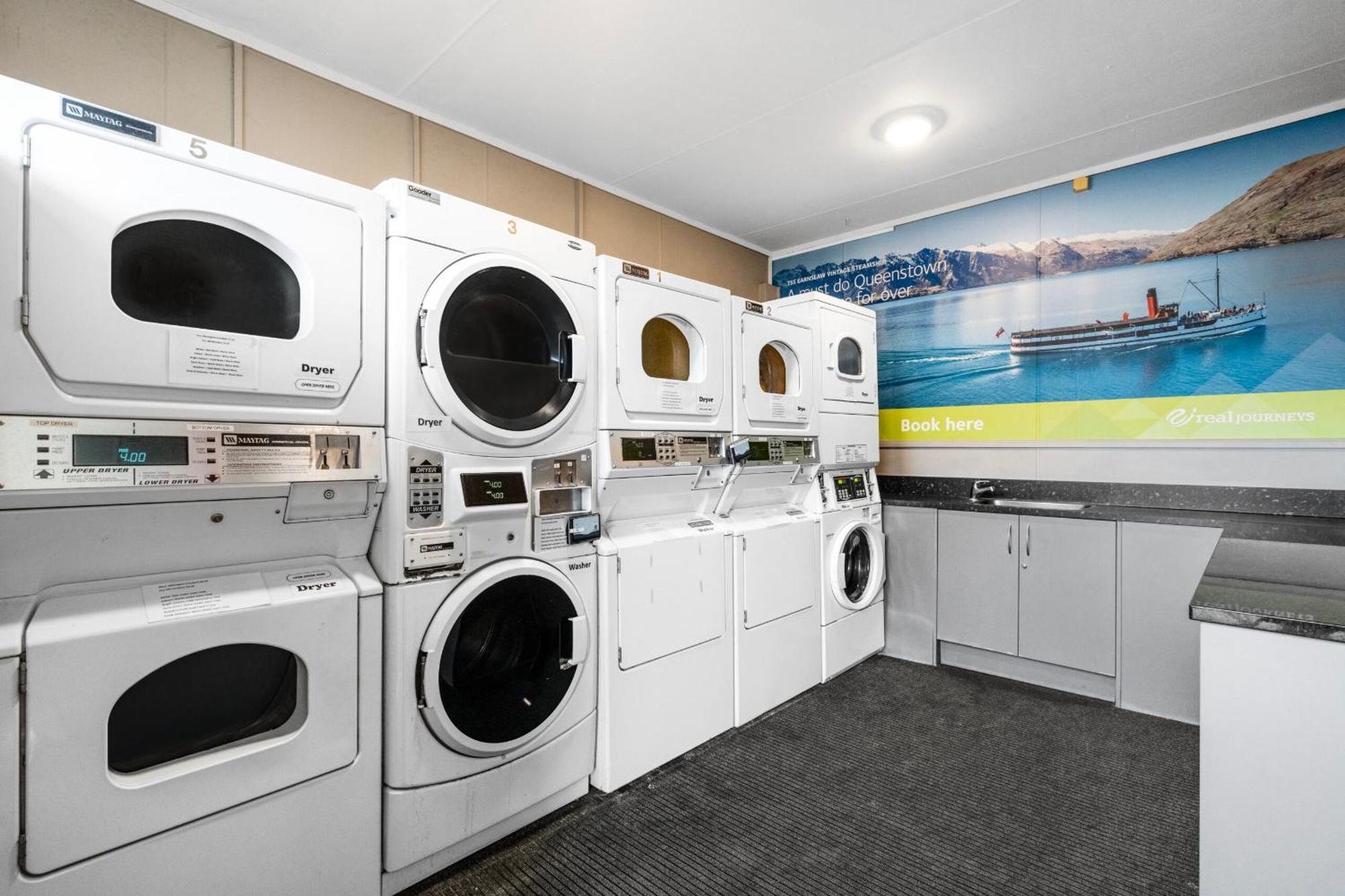 Tasman Holiday Parks - Te Anau Exterior foto Laundry facilities at the University of Waikato's E H Whitmore House