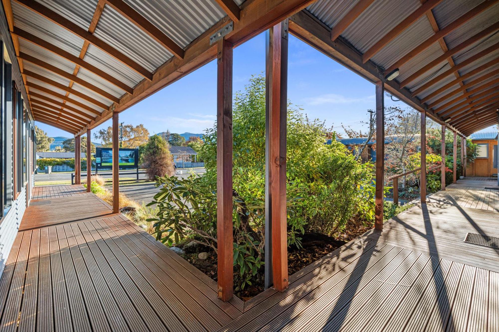 Tasman Holiday Parks - Te Anau Exterior foto The deck at the front of the house