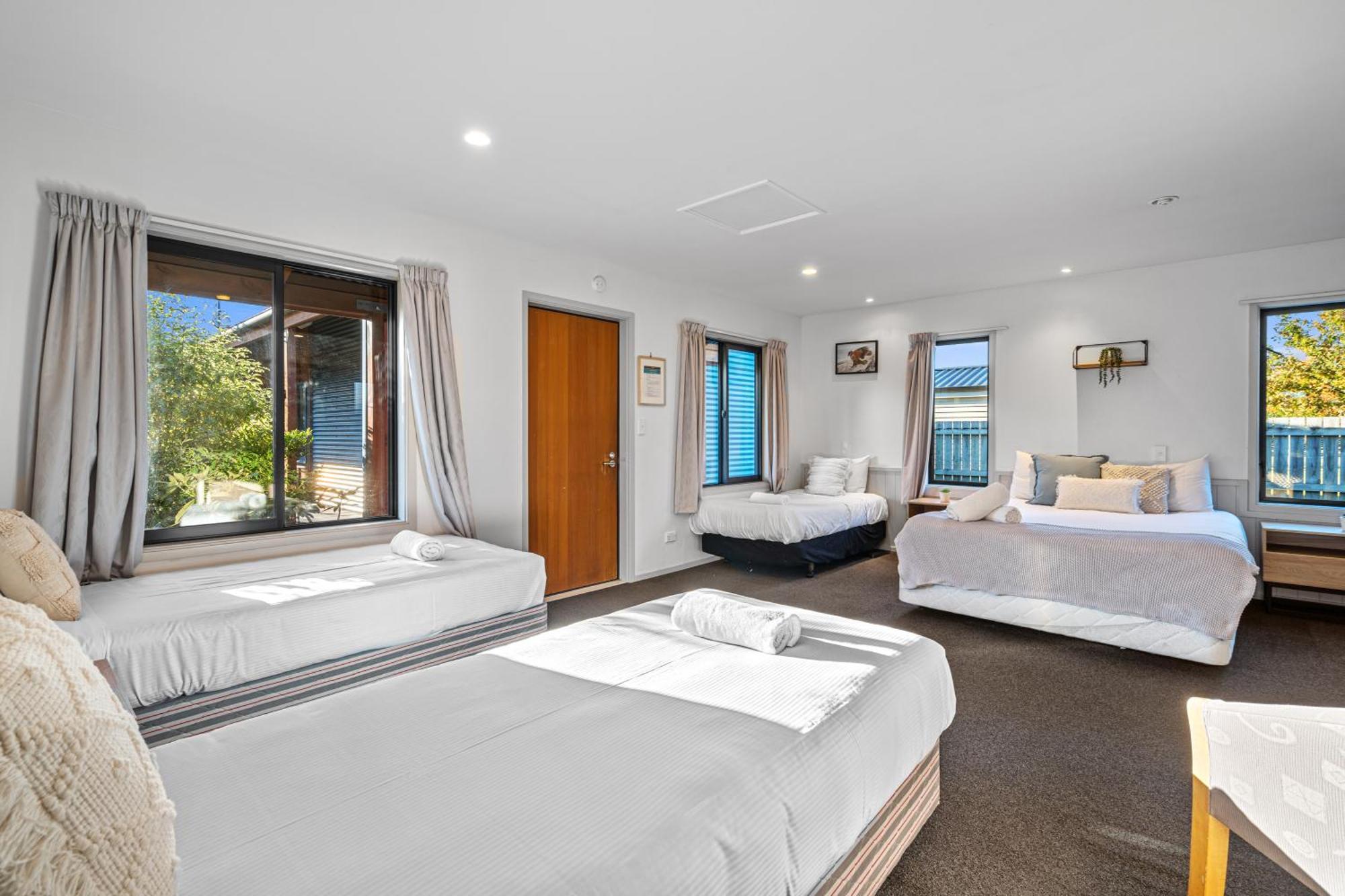 Tasman Holiday Parks - Te Anau Exterior foto A typical motel room